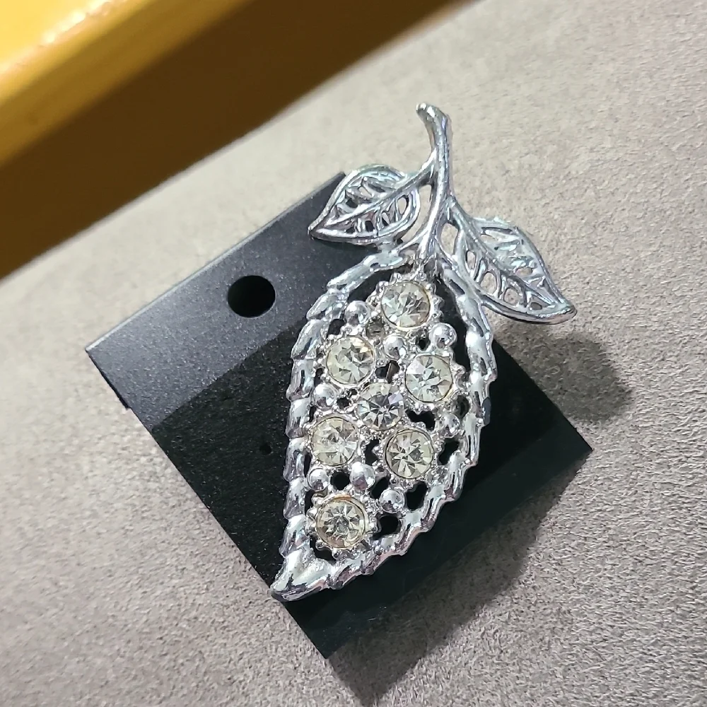 Sparkling Silver Floral‎ Brooch